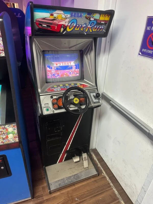 Sega Out Run Arcade Game — image 3